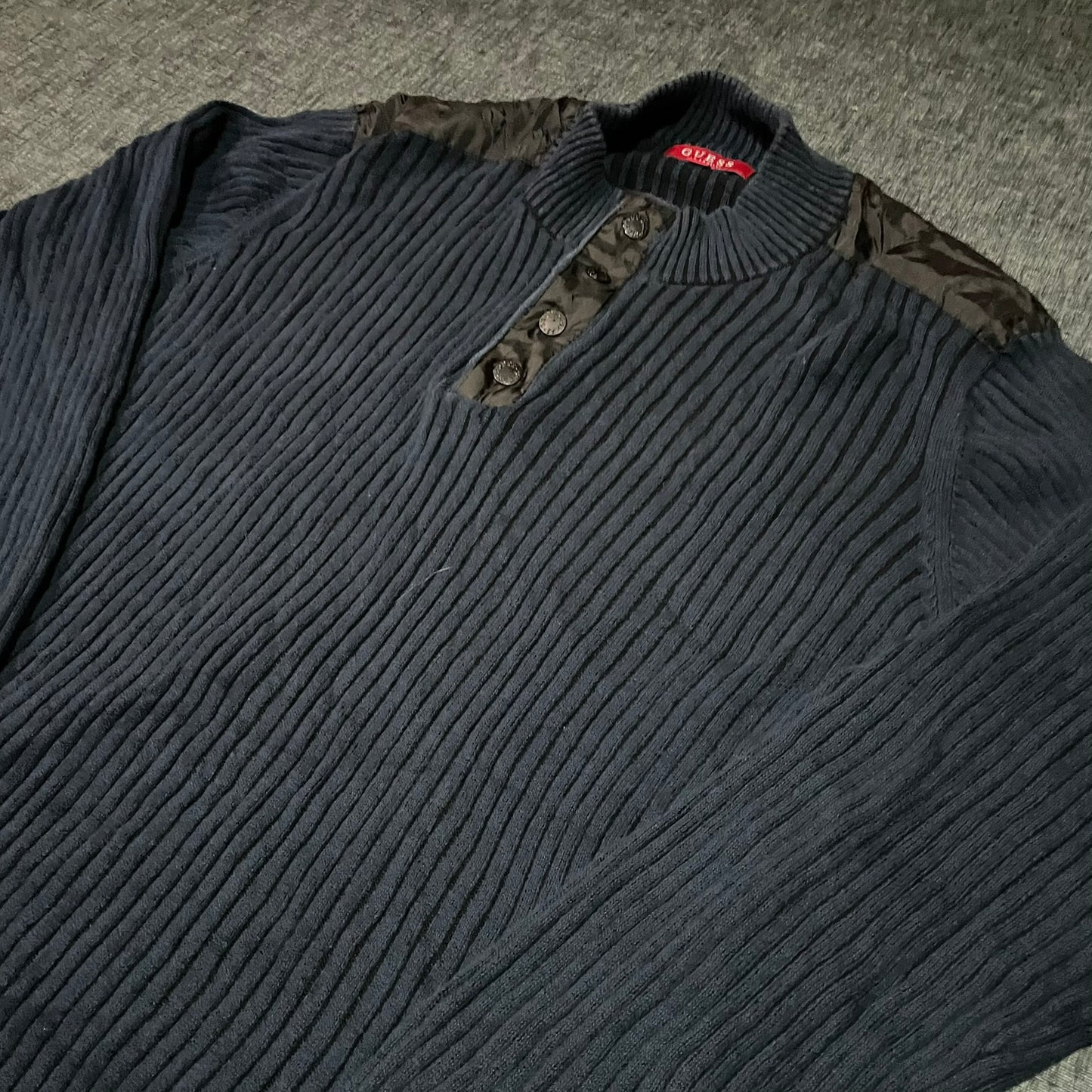 Guess Jersey Buttons - XL